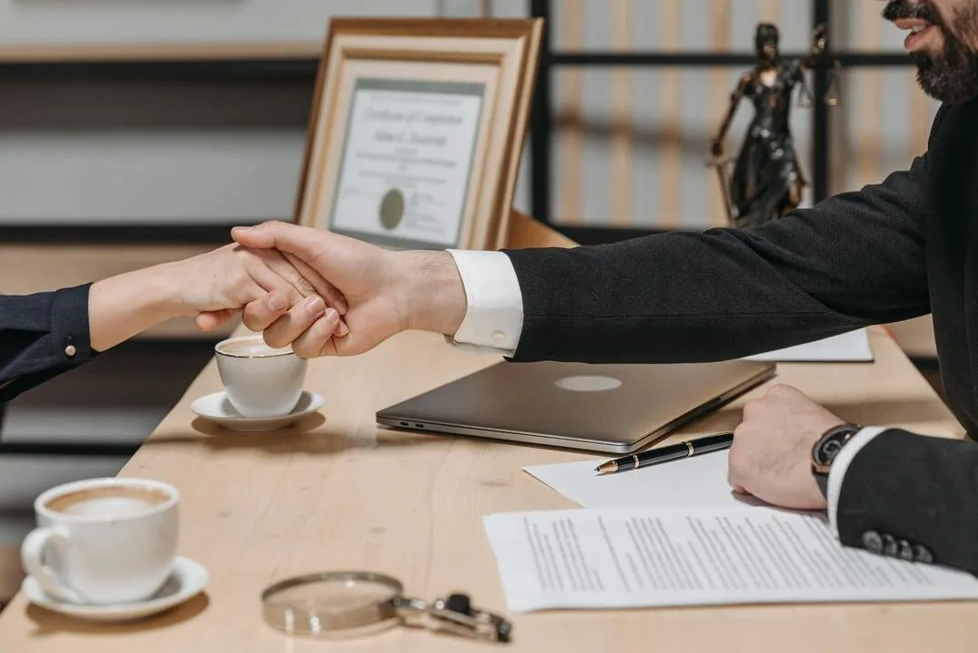 Acuerdo de compromiso con el protocolo familiar entre miembros de una empresa familiar