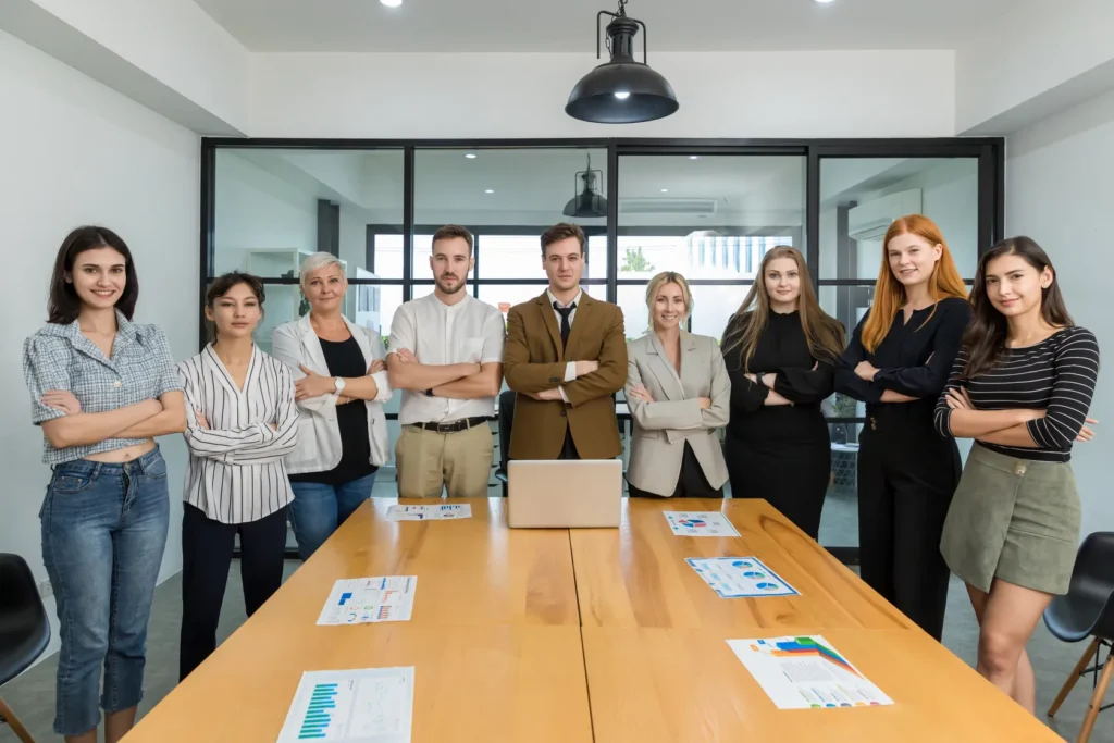 Un grupo de familiares profesionales se reúne para tomar decisiones clave como un consejo familiar en la oficina.