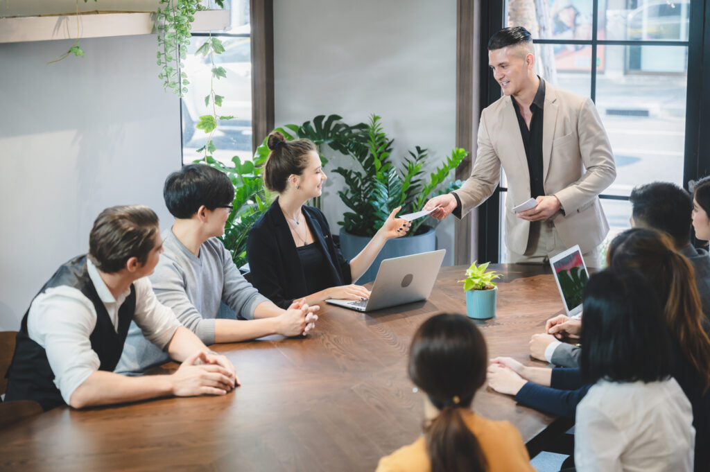 La gestión de recursos humanos es esencial para atraer, capacitar y retener talento, impulsando el crecimiento de la empresa.