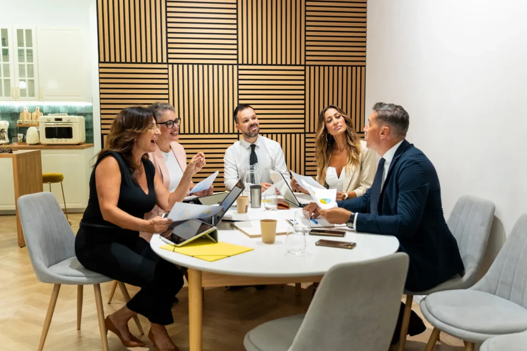 Equipo que representa un Consejo familiar unido, listo para tomar decisiones estratégicas en la mesa de juntas.
