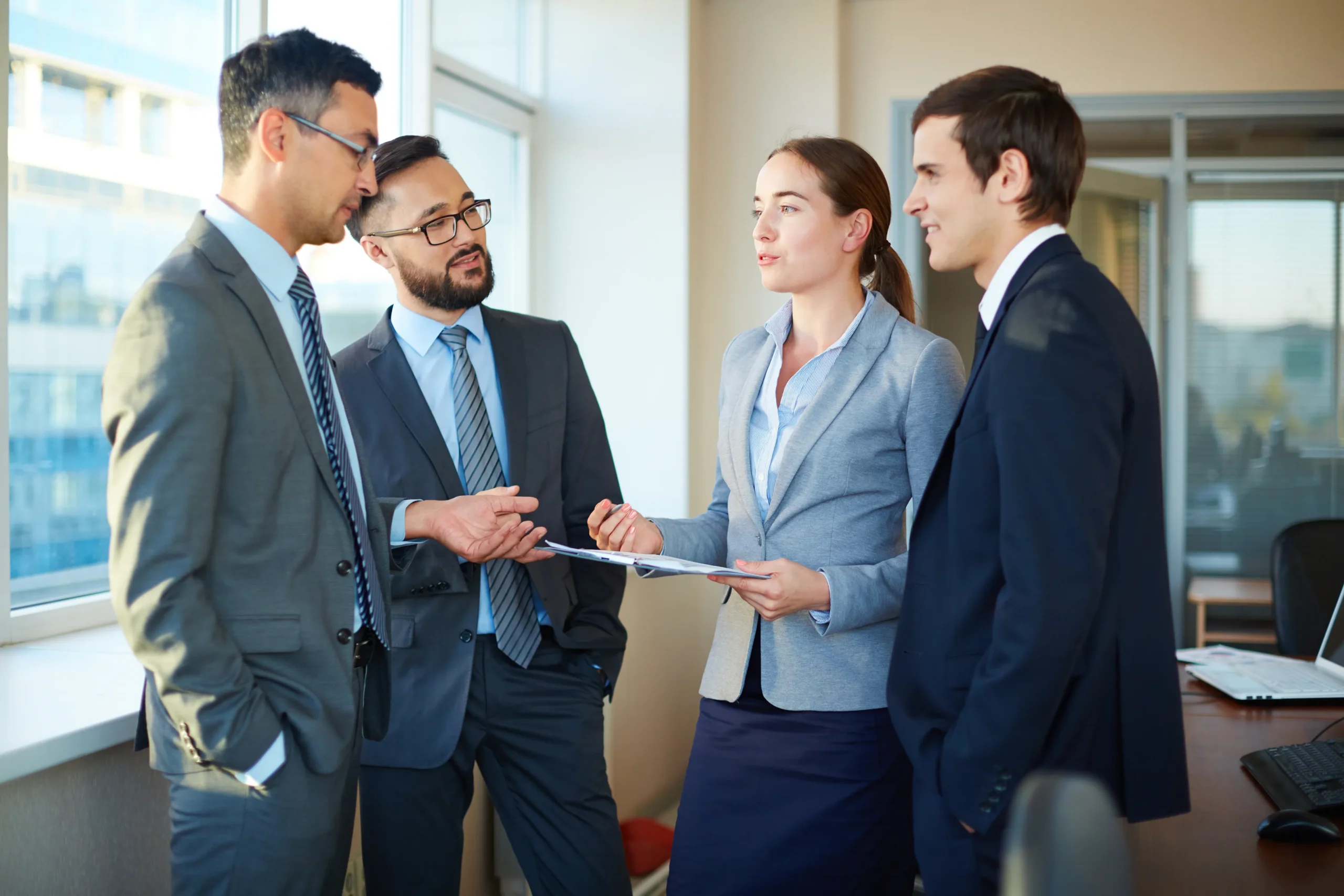 Ejecutivos en una conversación esencial para desarrollar un protocolo familiar que guíe las decisiones de la empresa.