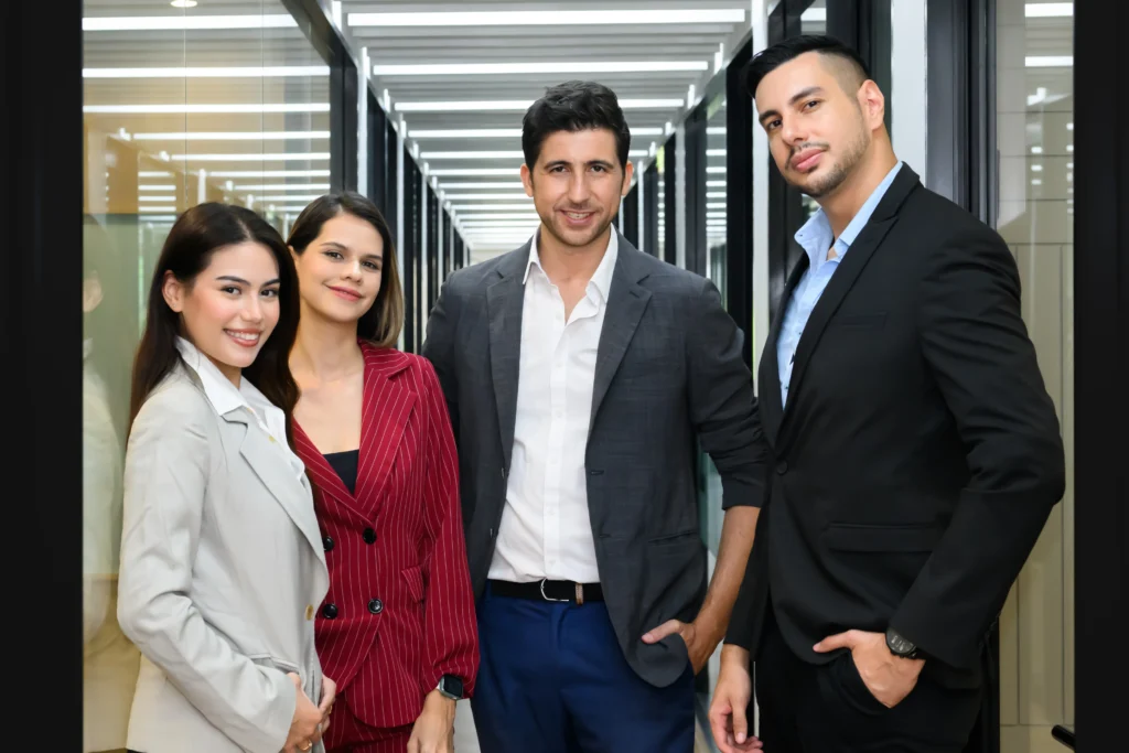 Equipo de profesionales en servicios legales listos para ofrecerte la consultoría y representación para tu negocio.