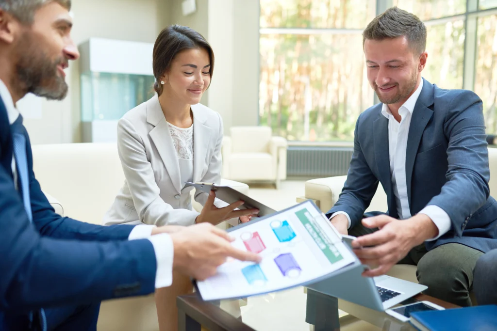 Reunión de trabajo analizando documentos clave para establecer una sólida estrategia de planificación patrimonial para el cliente.