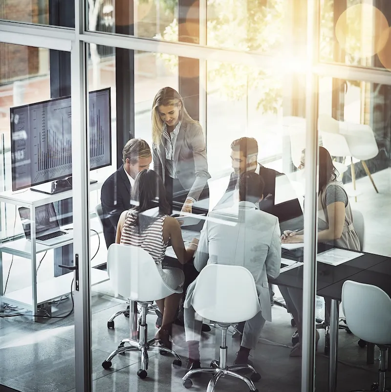 Reunión estratégica bajo la luz del sol. La Consultoría empresarial asesora en derecho corporativo esencial.