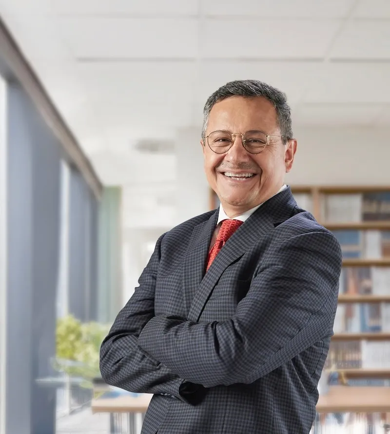 El director sonriente, listo para actuar. Liderazgo y experiencia en la mejor Consultoría empresarial.