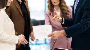 Socios revisando un modelo gráfico para la institucionalización de empresas.